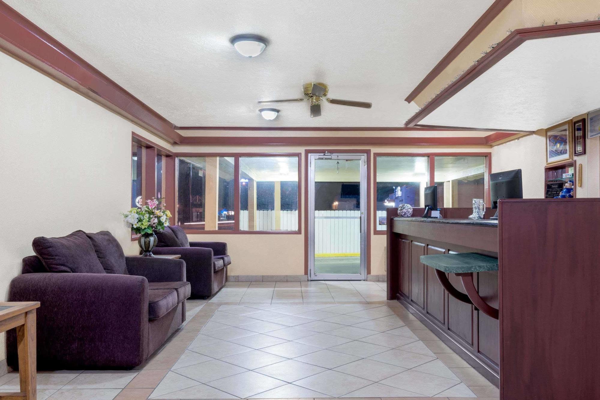 Travelodge By Wyndham Dodge City Eksteriør billede