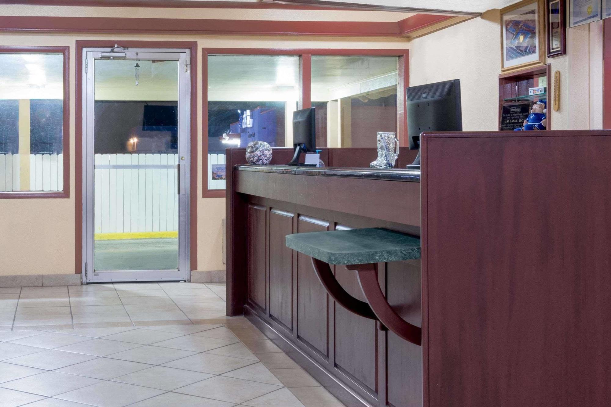 Travelodge By Wyndham Dodge City Eksteriør billede