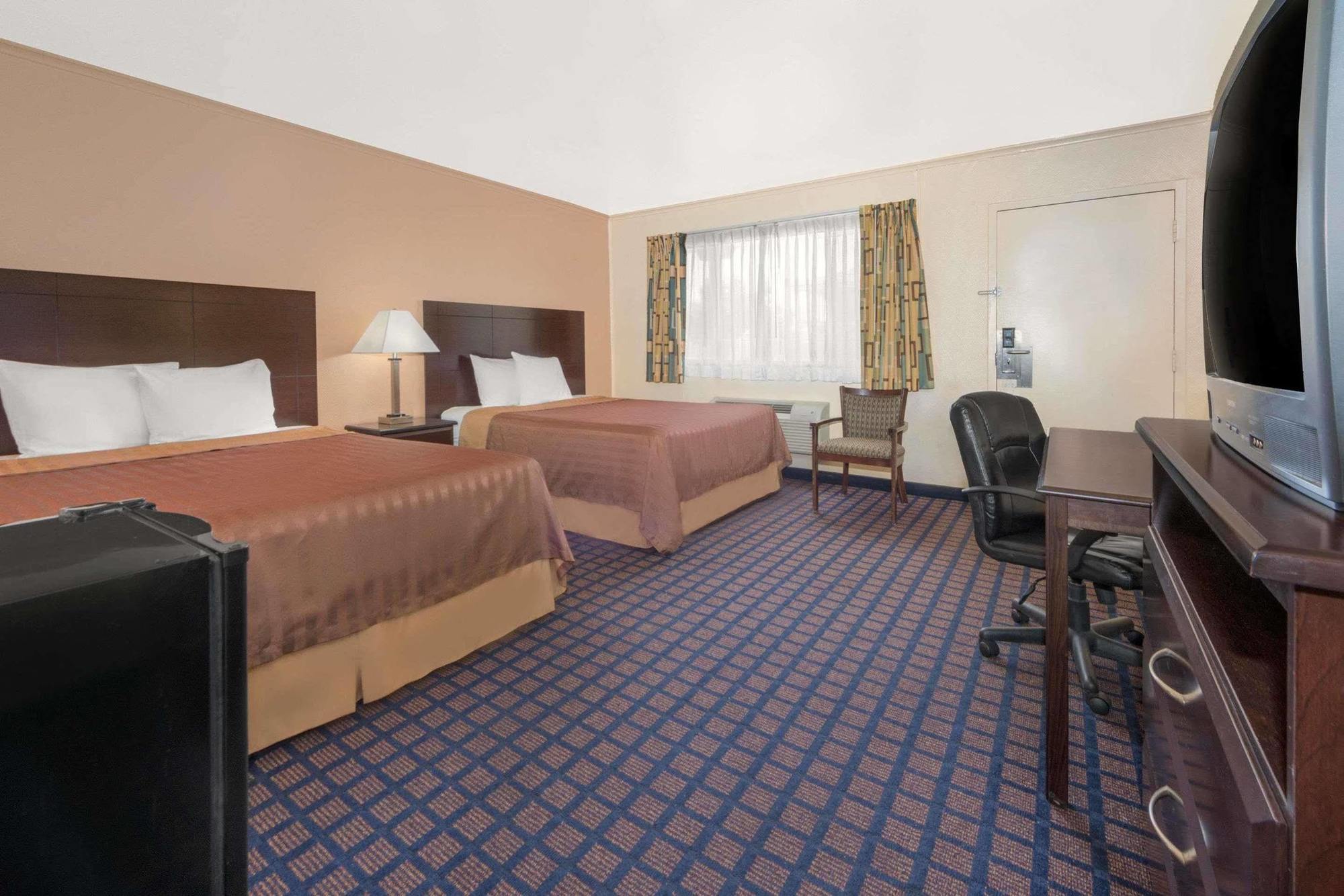 Travelodge By Wyndham Dodge City Eksteriør billede